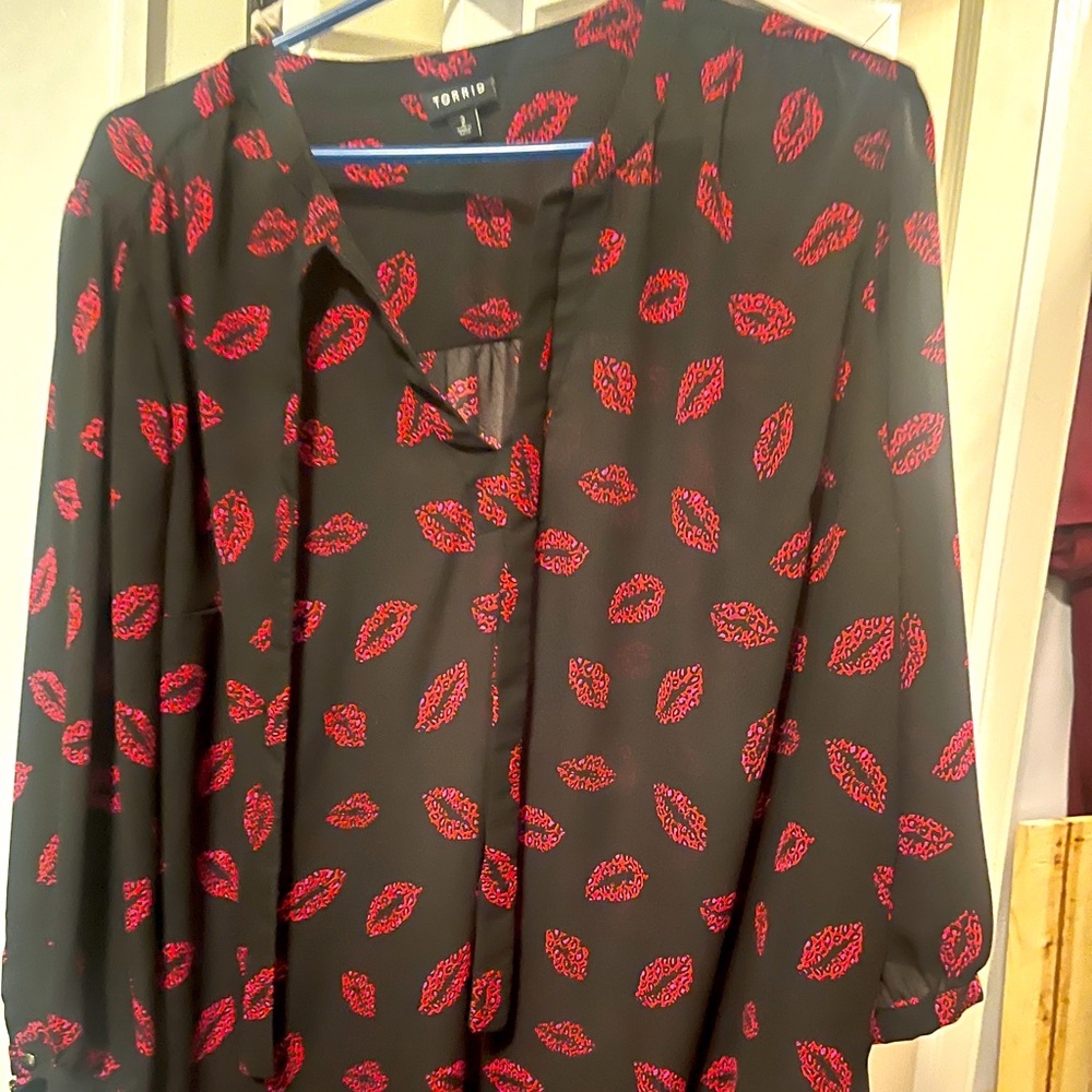 Torrid leopard print lips blouse! Size 2!
